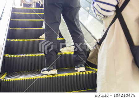 屋外のエスカレーター 屋外のエスカレーター 104210478