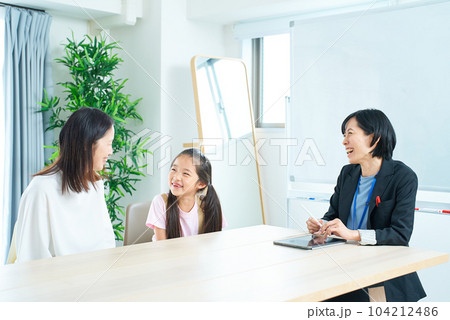 親子とスーツ姿の女性の会話シーン 親子とスーツ姿の女性の会話シーン 104212486