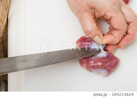 【焼き鳥砂肝の下処理をする主婦 包丁有】 【焼き鳥砂肝の下処理をする主婦 包丁有】 104213629