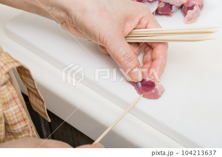 【焼き鳥砂肝の串打ちをする主婦】 【焼き鳥砂肝の串打ちをする主婦】 104213637