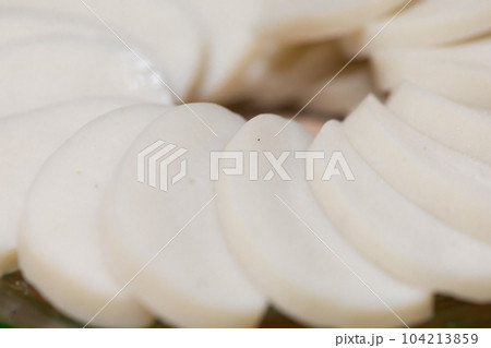 盛りつけた白蒲鉾 104213859