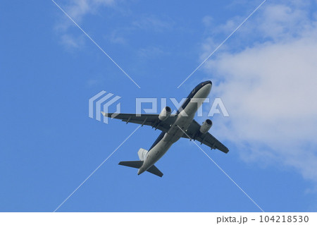 空の旅　青空に上昇する旅客機 104218530