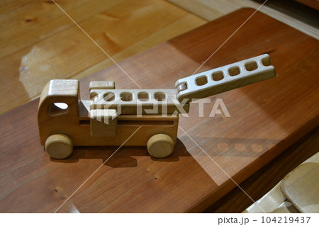 木製の手作りオモチャ 木製の手作りオモチャ 104219437