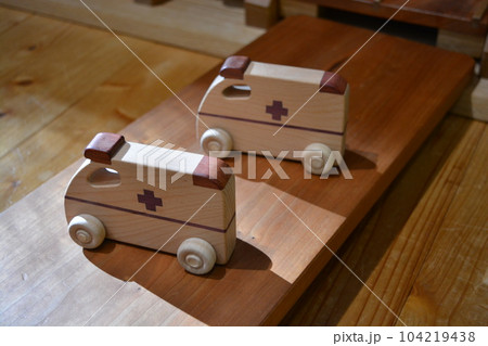 木製の手作りオモチャ 木製の手作りオモチャ 104219438