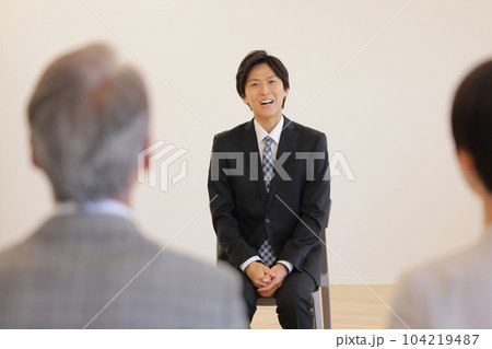 転職_面接を受ける30代のビジネスマン_1 104219487