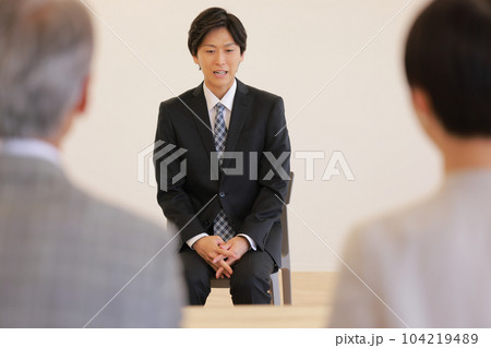 転職面接_自信無さそうに話す30代のビジネスマン_1 転職面接_自信無さそうに話す30代のビジネスマン_1 104219489