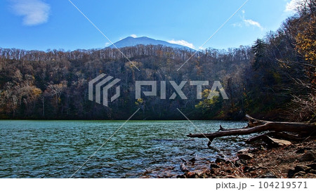 北海道 羊蹄山を望む半月湖(国指定天然記念物)の絶景 104219571