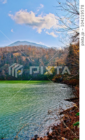 北海道 羊蹄山を望む半月湖(国指定天然記念物)の絶景 北海道 羊蹄山を望む半月湖(国指定天然記念物)の絶景 104219578