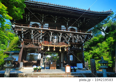 【京都府】晴天の西山善峯寺の山門（楼門） 104219583