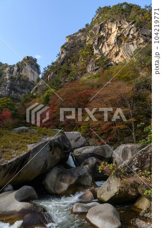 昇仙峡の覚円峰と天狗岩 昇仙峡の覚円峰と天狗岩 104219771