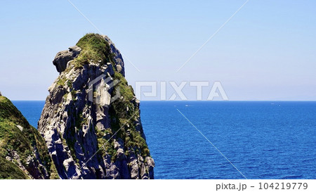 壱岐島のシンボルである猿岩の晴れた風景 104219779