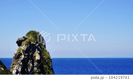 壱岐島のシンボルである猿岩の晴れた風景 104219781