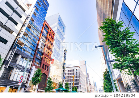 夕暮れの銀座六丁目の街並み (歩行者天国) 夕暮れの銀座六丁目の街並み (歩行者天国) 104219804