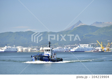 初夏の北海道函館市函館港で小型タンカーと駒ヶ岳の風景を撮影 初夏の北海道函館市函館港で小型タンカーと駒ヶ岳の風景を撮影 104219904