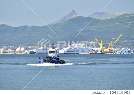 初夏の北海道函館市函館港で小型タンカーと駒ヶ岳の風景を撮影 初夏の北海道函館市函館港で小型タンカーと駒ヶ岳の風景を撮影 104219905
