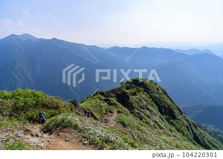 初夏の谷川岳・急登西黒尾根の鎖場を登る登山者たち 初夏の谷川岳・急登西黒尾根の鎖場を登る登山者たち 104220301