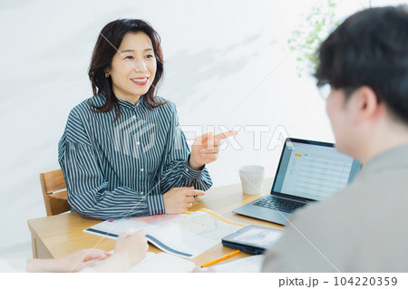 50代女性 ビジネスシーン 50代女性 ビジネスシーン 104220359