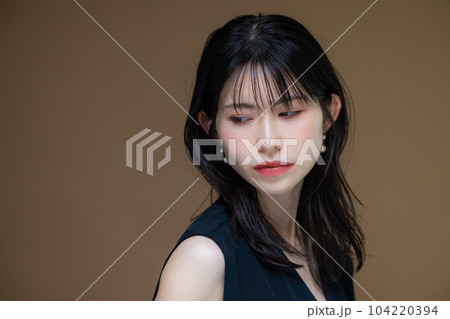 黒いワンピースの女性　  104220394