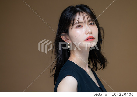 黒いワンピースの女性　  104220400