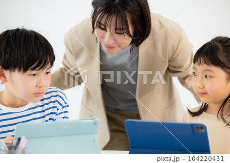 小学生 タブレット学習 小学生 タブレット学習 104220431