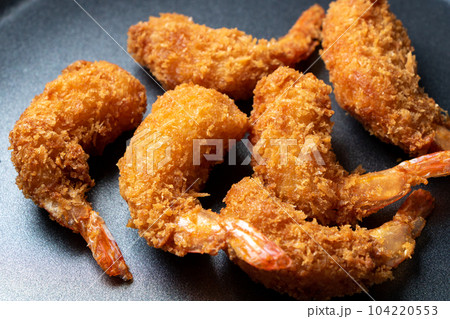 えびフライをフライパンで温め直す調理シーン。 えびフライをフライパンで温め直す調理シーン。 104220553