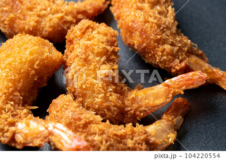 えびフライをフライパンで温め直す調理シーン。 104220554