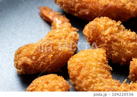 えびフライをフライパンで温め直す調理シーン。 えびフライをフライパンで温め直す調理シーン。 104220556