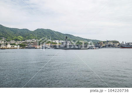 呉港を航行する船上から見る「アレイからすこじま」の風景 104220736