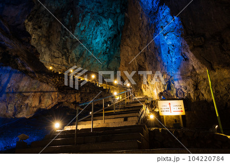 東京奥多摩　自然の芸術美　日原鍾乳洞 104220784