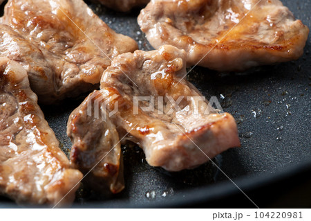 牛肉(中落ちカルビ焼肉用)をフライパンで焼く調理シーン。 104220981