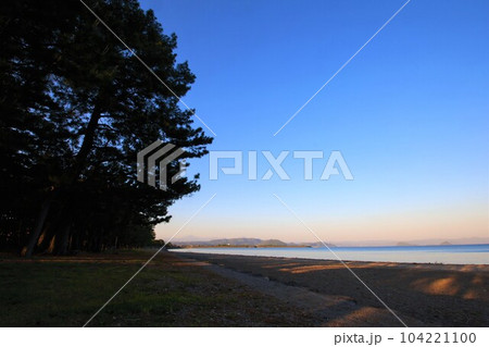 夕方の重富海岸(鹿児島県姶良市) 夕方の重富海岸(鹿児島県姶良市) 104221100