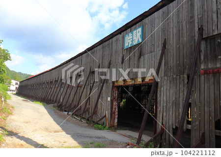 奥羽本線 峠駅のスノーシェッド外観（駅出入口側） 104221112