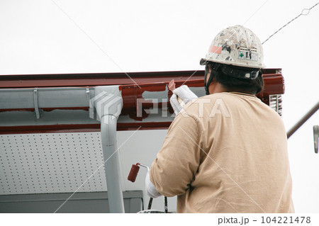 塗装工がペンキを塗る仕事風景の素材画像 塗装工がペンキを塗る仕事風景の素材画像 104221478