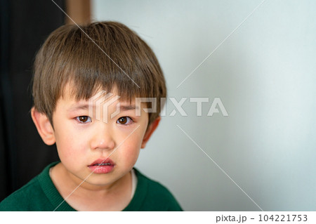 泣き顔の男の子　悲しそうな表情の子供 104221753
