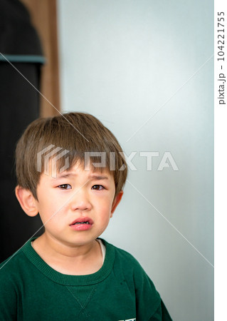 泣き顔の男の子　悲しそうな表情の子供 104221755