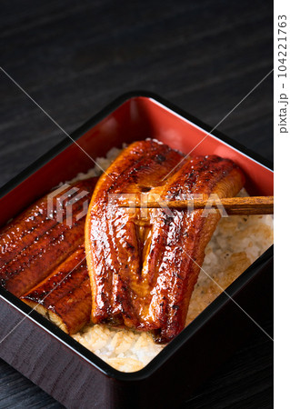 鰻重　鰻を箸で持ち上げる 104221763