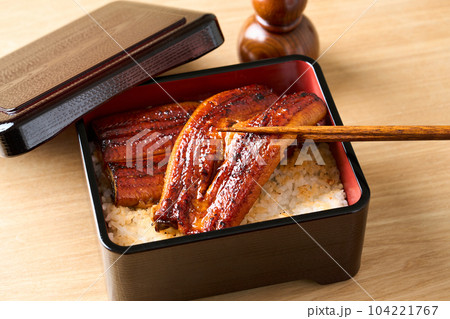 鰻重 鰻を箸で持ち上げる 鰻重 鰻を箸で持ち上げる 104221767