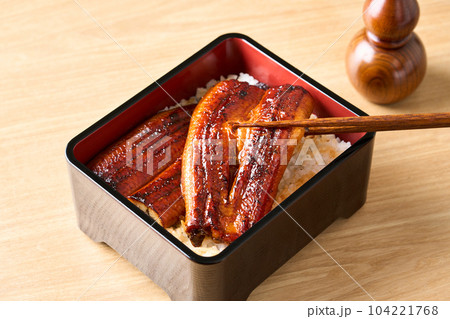 鰻重　鰻を箸で持ち上げる 104221768
