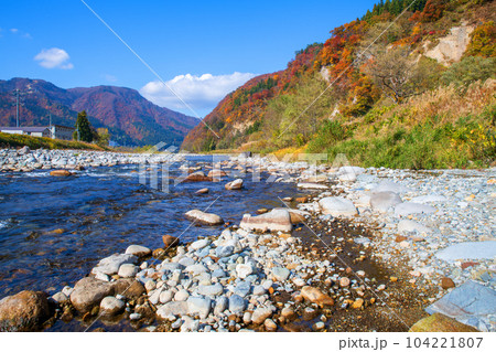 魚野川 神弁橋付近から下流の眺め 秋景色 新潟県湯沢町 魚野川 神弁橋付近から下流の眺め 秋景色 新潟県湯沢町 104221807