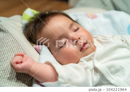 すやすやと眠る日本人の赤ちゃん 104221964