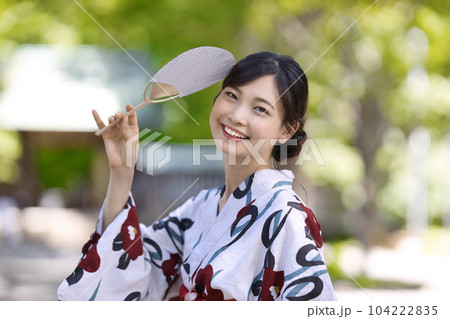 浴衣を着た若い女性 104222835