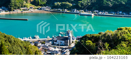 チャペルの鐘展望公園から﨑津集落の眺め　パノラマ　【熊本県天草市】 104223103