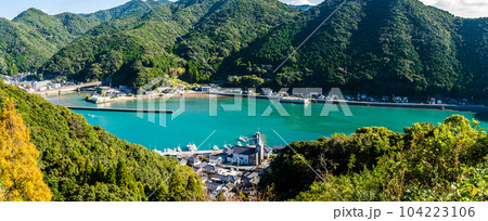 チャペルの鐘展望公園から﨑津集落の眺め　パノラマ　【熊本県天草市】 104223106