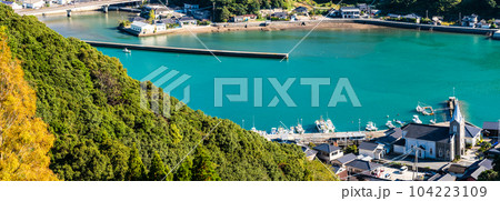 チャペルの鐘展望公園から﨑津集落の眺め　パノラマ　【熊本県天草市】 104223109