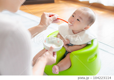 離乳食初期 お粥を食べる赤ちゃん 離乳食初期 お粥を食べる赤ちゃん 104223114