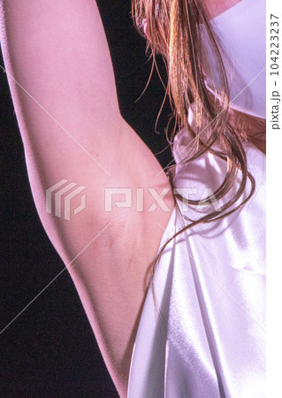 女性の脇の下 104223237