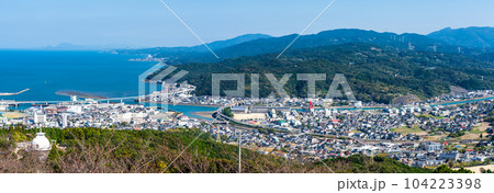 十万山公園展望台から天草市街地の眺め パノラマ 【熊本県天草市】 十万山公園展望台から天草市街地の眺め パノラマ 【熊本県天草市】 104223398