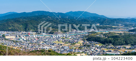 十万山公園展望台から天草市街地の眺め　パノラマ　【熊本県天草市】 104223400