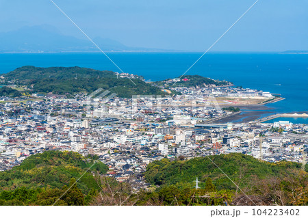 十万山公園展望台から天草市街地の眺め　【熊本県天草市】 104223402