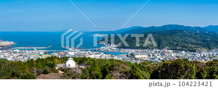 十万山公園展望台から天草市街地の眺め　パノラマ　【熊本県天草市】 104223421